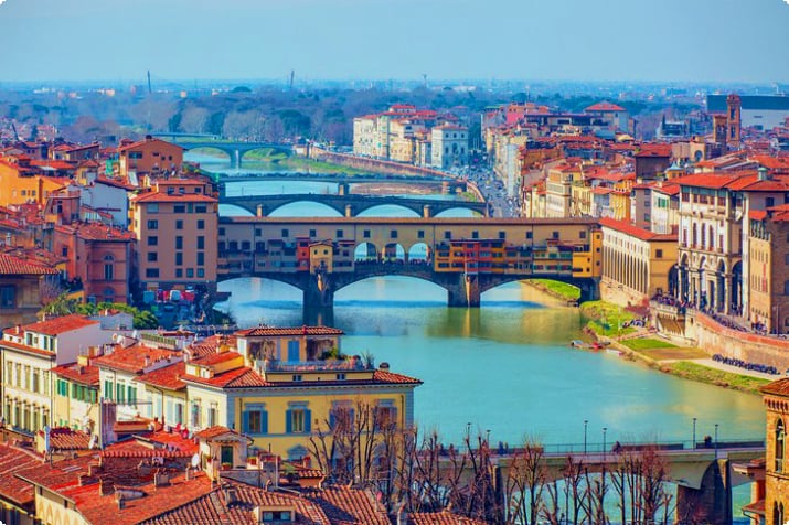 Понте Веккьо через реку Арно во Флоренции