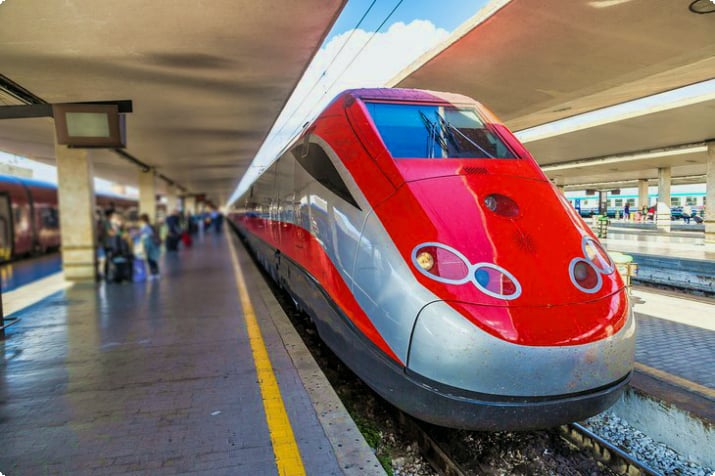 Szybki pociąg Frecciarossa na stacji kolejowej we Florencji