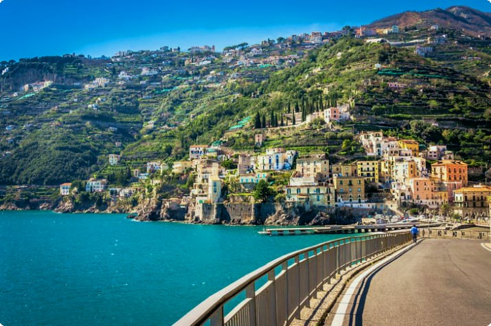 Carretera pintoresca en la costa de Amalfi