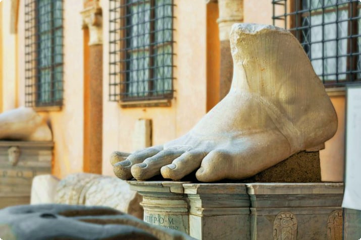 Гигантская нога в Риме