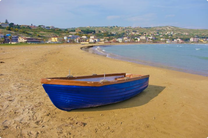 Лодка на пляже в Порто-Эмпедокле
