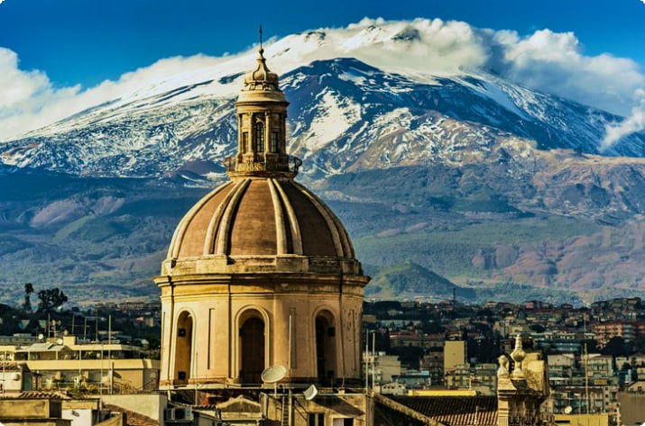 Catanian katedraali ja lumihuippuinen Etna-vuori kaukaa