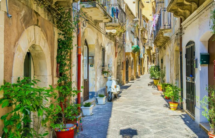 Schilderachtige straat in Ortigia