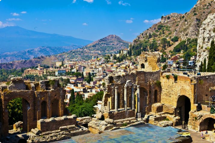 Pejzaż miasta Taorminy i teatr grecki