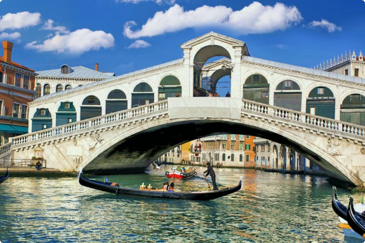Гондола под мостом Риальто в Венеции