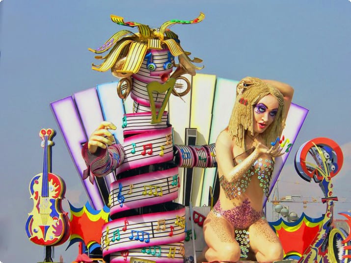 Фигурки из папье-маше на карнавале в Виареджо