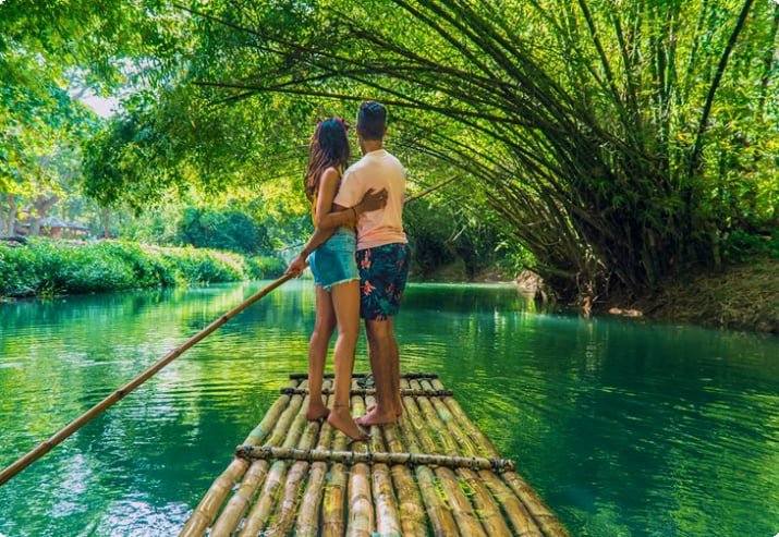 Пара на бамбуковом плоту на реке Марта Брей