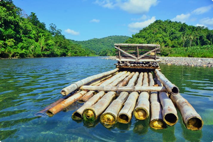 Una balsa de bambú en el Río Grande
