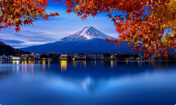 Fuji-vuori heijastuu Kawaguchiko-järveen