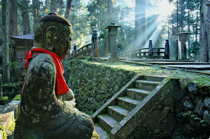 Koya Dağı'ndaki Okunoin Budist Mezarlığı