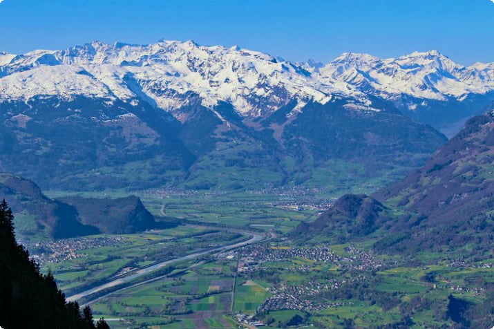 Uitzicht over het Bovenrijndal in Lichtenstein vanaf Gaflei