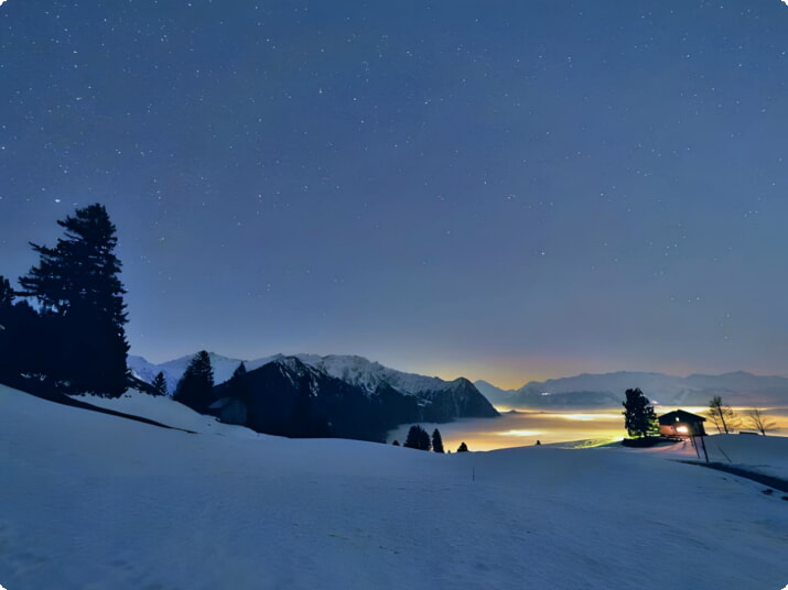 Uitzicht over besneeuwde Silum bij nacht