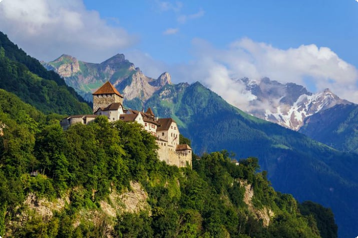 Vaduz slott med snødekte topper i det fjerne
