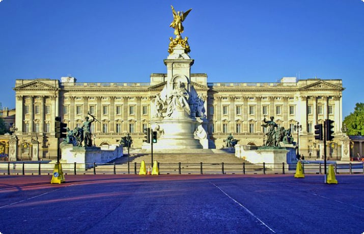 Посещение Букингемского дворца: 10 лучших вещей, которые нужно увидеть и сделать