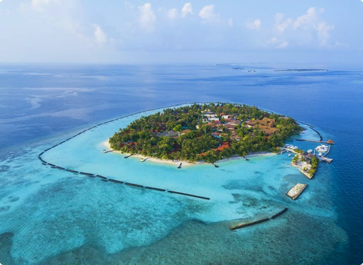 Вид с воздуха на курорт Курумба Мальдивы