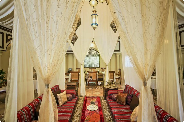 Decoración opulenta en el restaurante Al Qasr