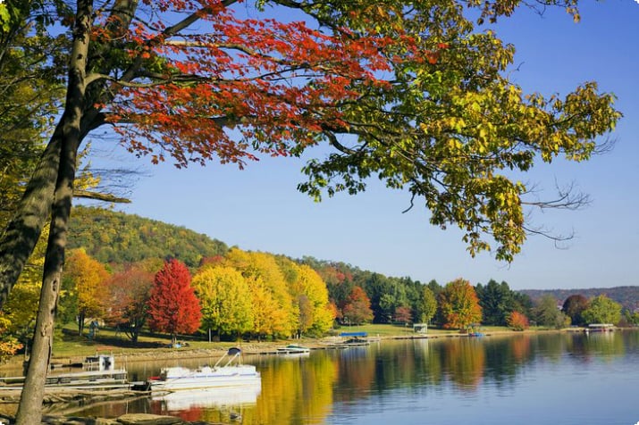 Colori autunnali lungo Deep Creek Lake, Maryland
