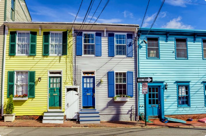 Casas históricas coloridas em Old Town Annapolis