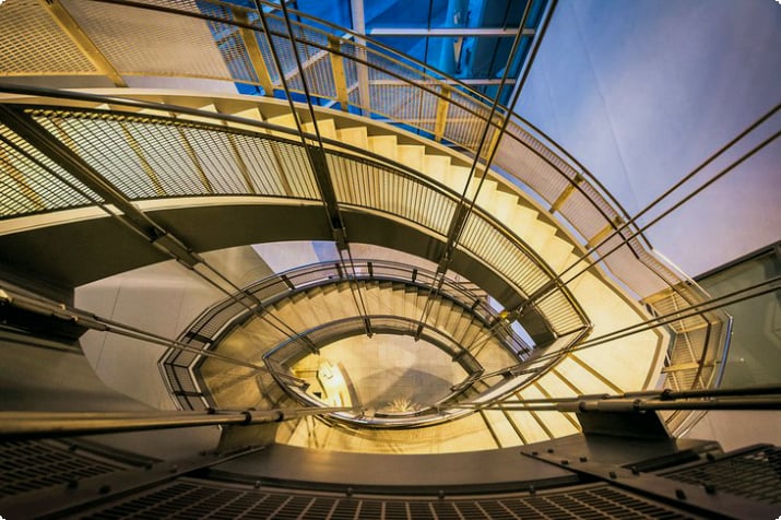 Современная лестница внутри Художественного музея Уолтерса