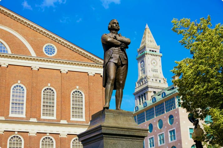 Статуя Сэмюэля Адамса возле Фанейл-Холла на Тропе Свободы в Бостоне