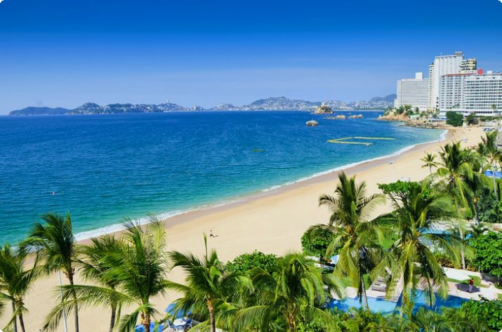 Palmengesäumter Strand in Acapulco