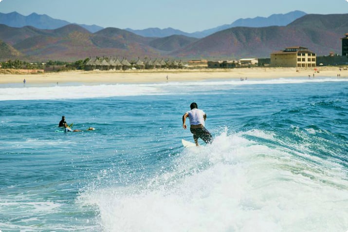 Surfeurs à Playa Los Cerritos