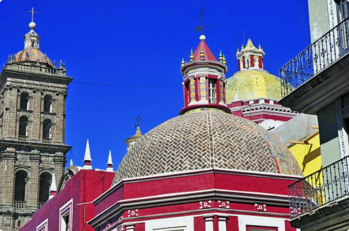 Красочная архитектура в Пуэбле, Мексика