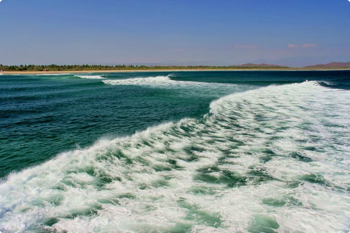 Wellen brechen an Laguna de Chacahua