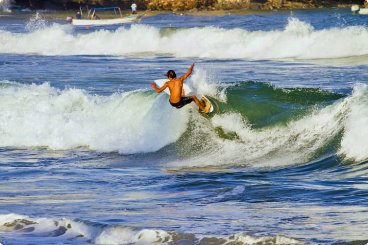 Surfer in Sayulita bei Punta Mita
