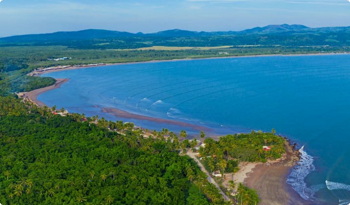 Luftaufnahme von Wellen, die sich in der Bucht von San Blas, Nayarit, brechen