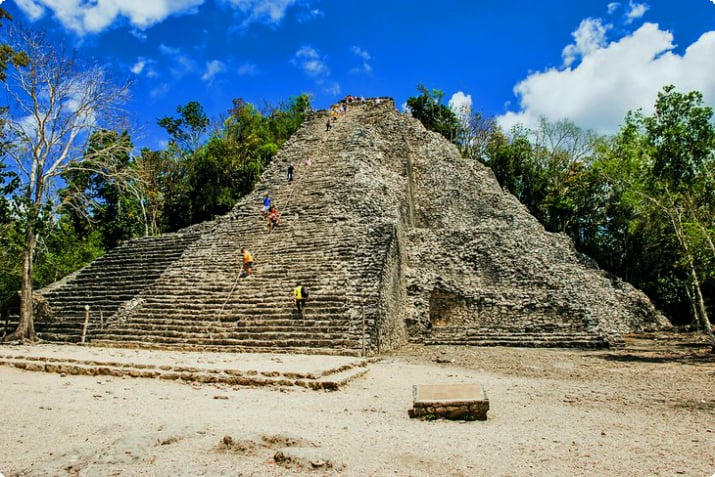 Besucher beim Besteigen der Pyramide von Cobá
