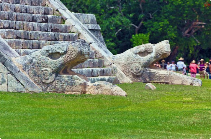 Die Basis der gefiederten Schlangenpyramide in Chichen Itza