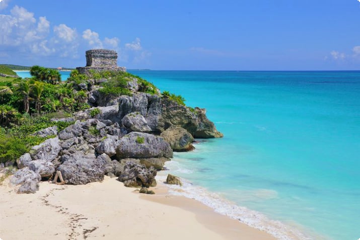 Ruinen von Tulum mit Blick auf einen wunderschönen Strand auf der Halbinsel Yucatan