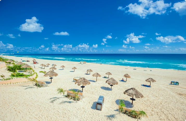 Palapas на пляже с белым песком в Канкуне