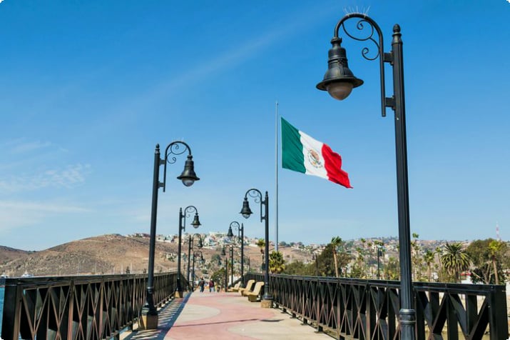 Fußgängerbrücke, die vom Kreuzfahrthafen in die Innenstadt von Ensenada führt