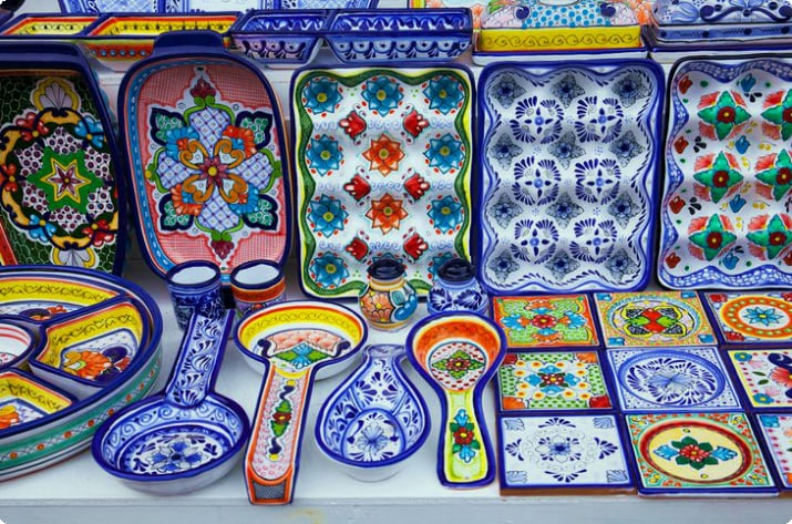 Bunte Keramik zum Verkauf an der Avenida Miguel Hidalgo