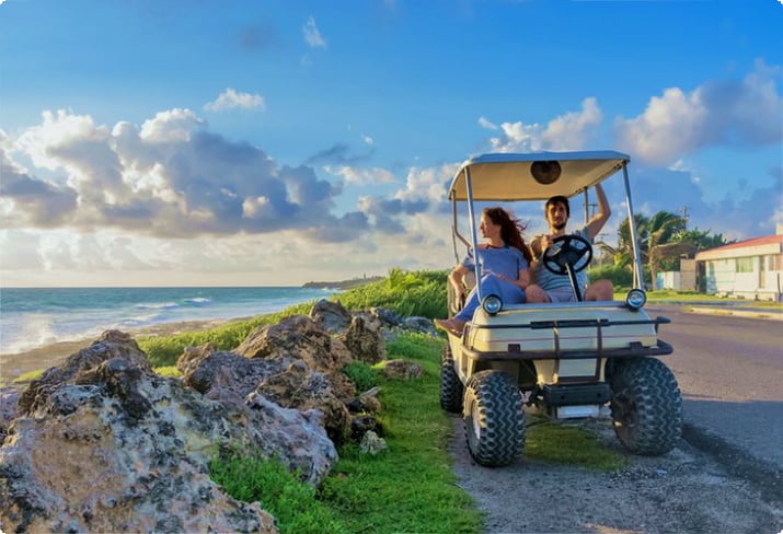 Fahren Sie mit einem Golfwagen am Strand der Isla Mujeres entlang