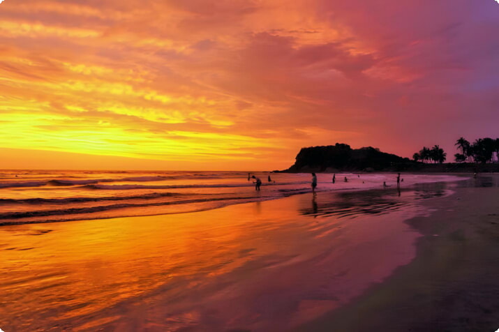 Goldener Sonnenuntergang am Strand in Mazatlan