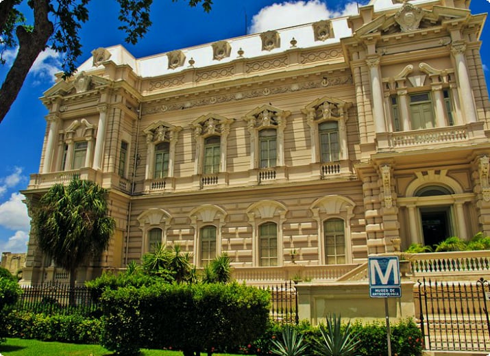Das Naturkundemuseum und der Palacio Canton