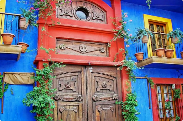 Ein farbenfrohes Gebäude im Barrio Antiguo