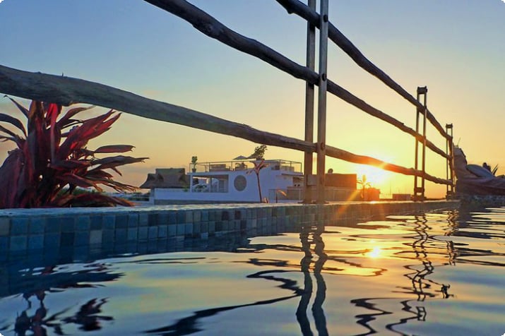 Pôr do sol em uma piscina na cobertura em Playa del Carmen