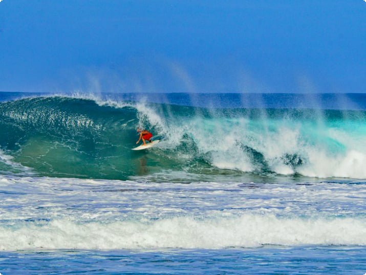 Surfen auf den Wellen in Puerto Escondido