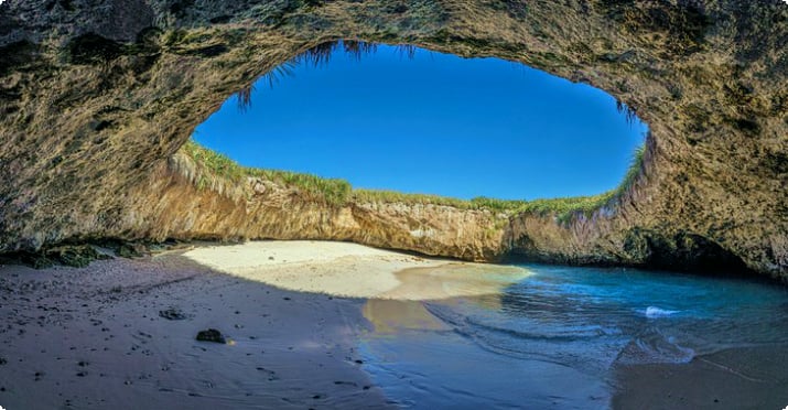 Скрытый пляж на Мариетских островах