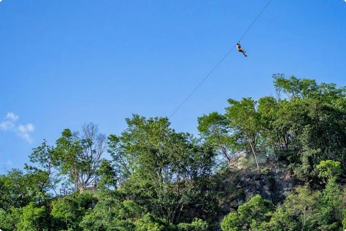 Ziplining über dem mexikanischen Dschungel