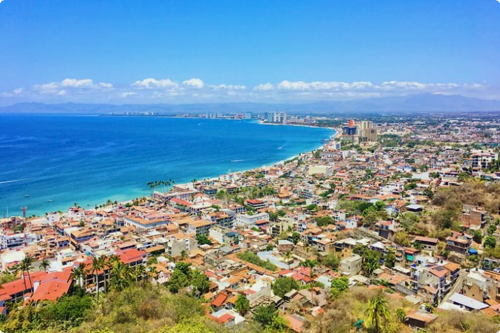 Вид на Пуэрто-Вальярта со смотровой площадки Серро-де-ла-Крус
