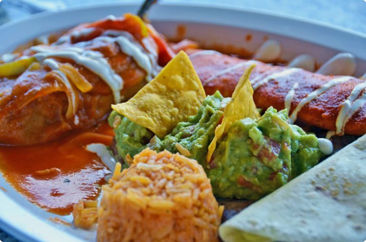 Meksikolaista ruokaa Puerto Nuevon ravintolassa