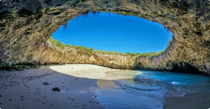 Скрытый пляж на островах Мариетас