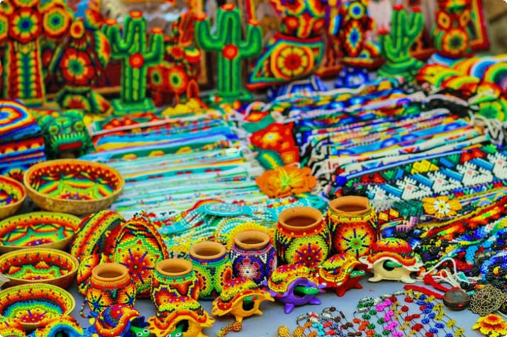 Продажа мексиканских изделий ручной работы в Саюлите, Мексика