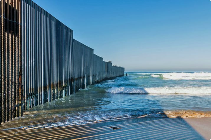 Die Grenzmauer an den Playas de Tijuana