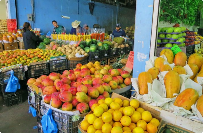 Frisches Obst zum Verkauf im Mercado Hidalgo